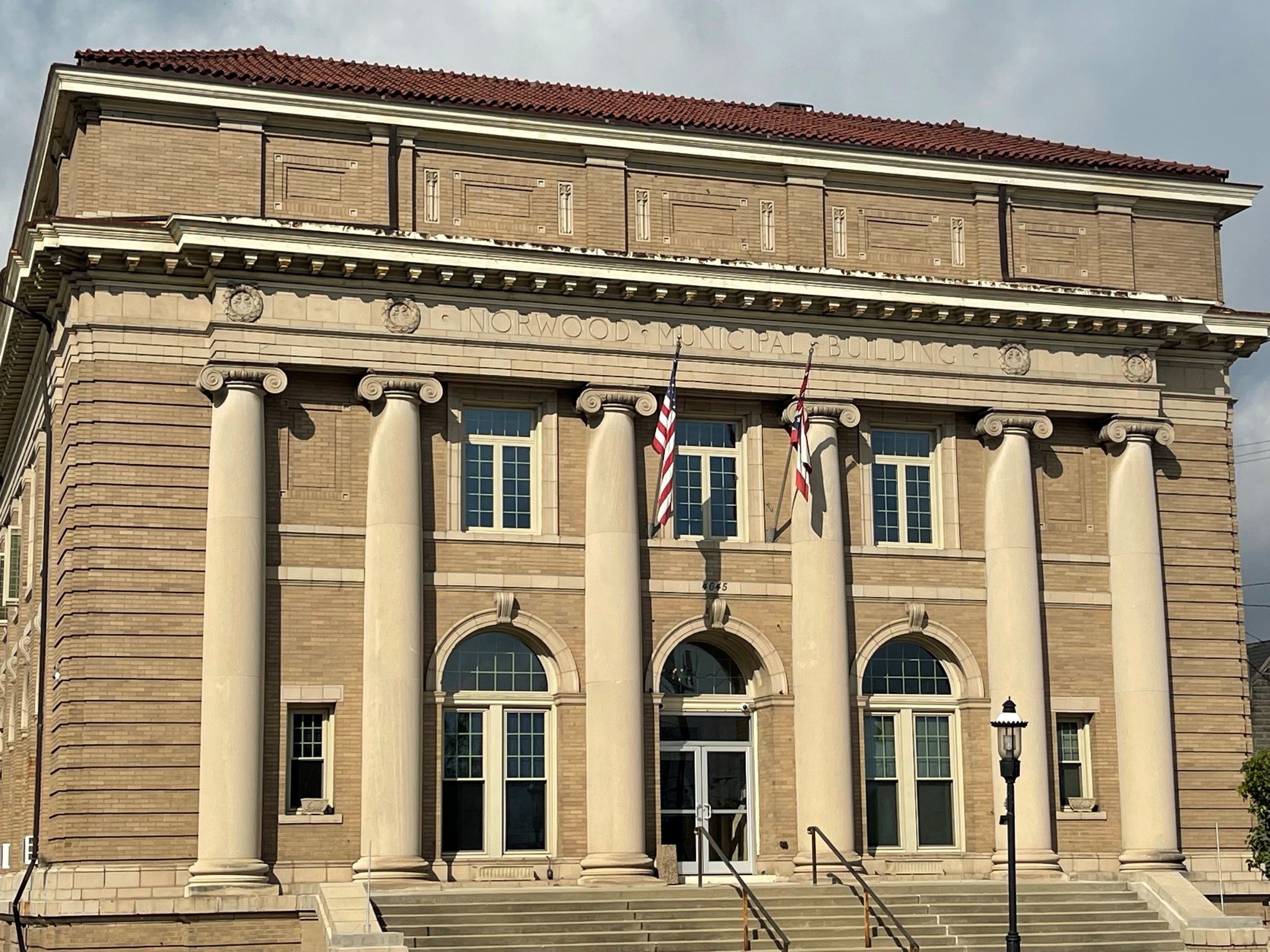 Picture of the front of the Norwood City Hall Building 